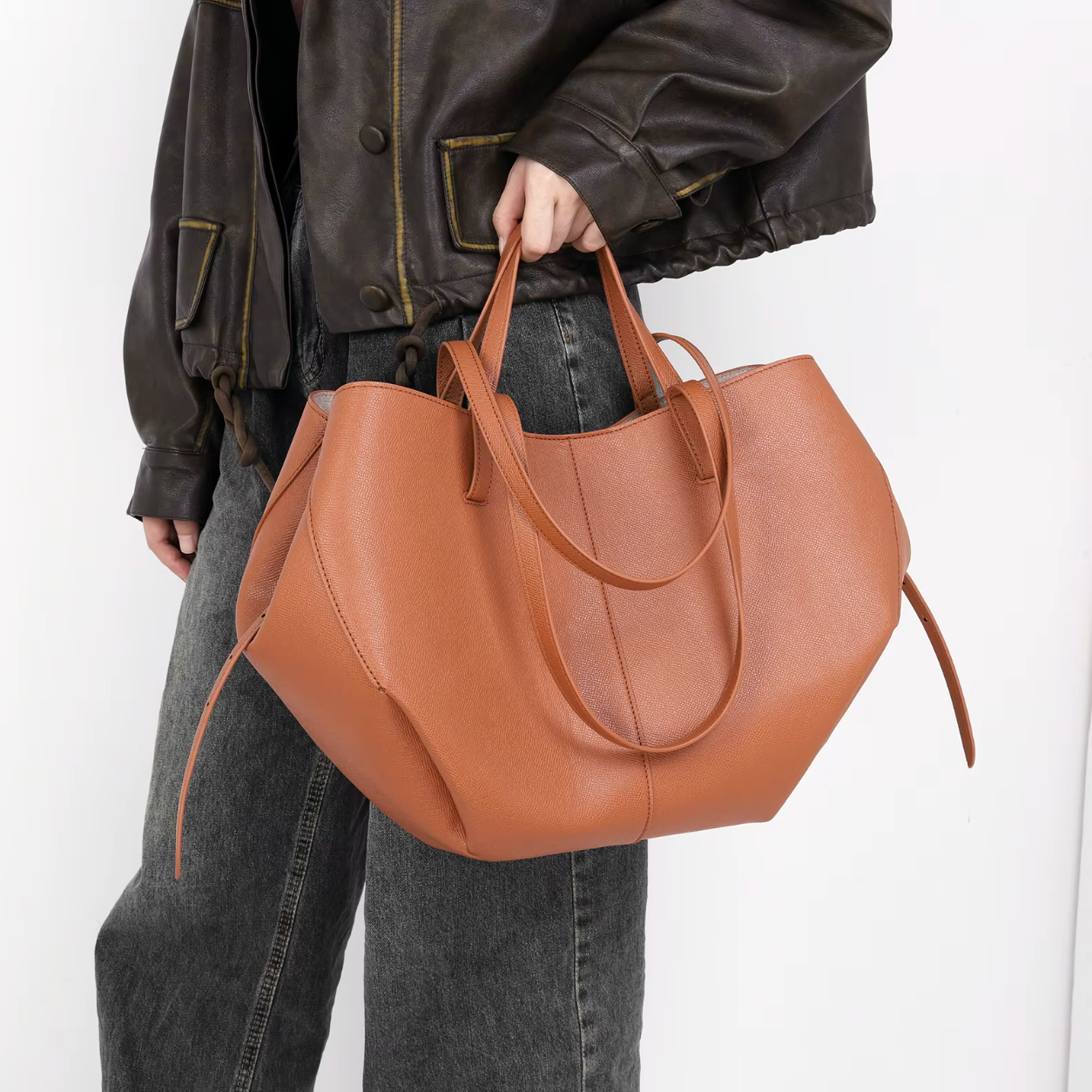 Leather Tote Bag in Classic Minimalist Style